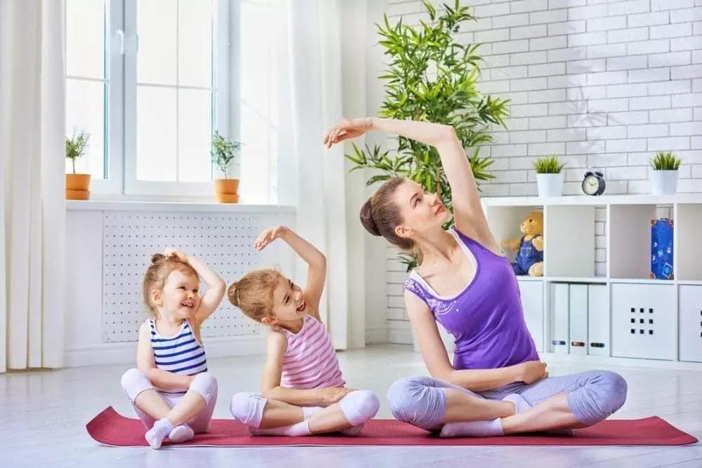 Lo yoga in famiglia è un momento di condivisione della pratica delle asana e delle tecniche di rilassamento che aiutano i membri della famiglia a comunicare meglio, stare in salute e rilassarsi.
