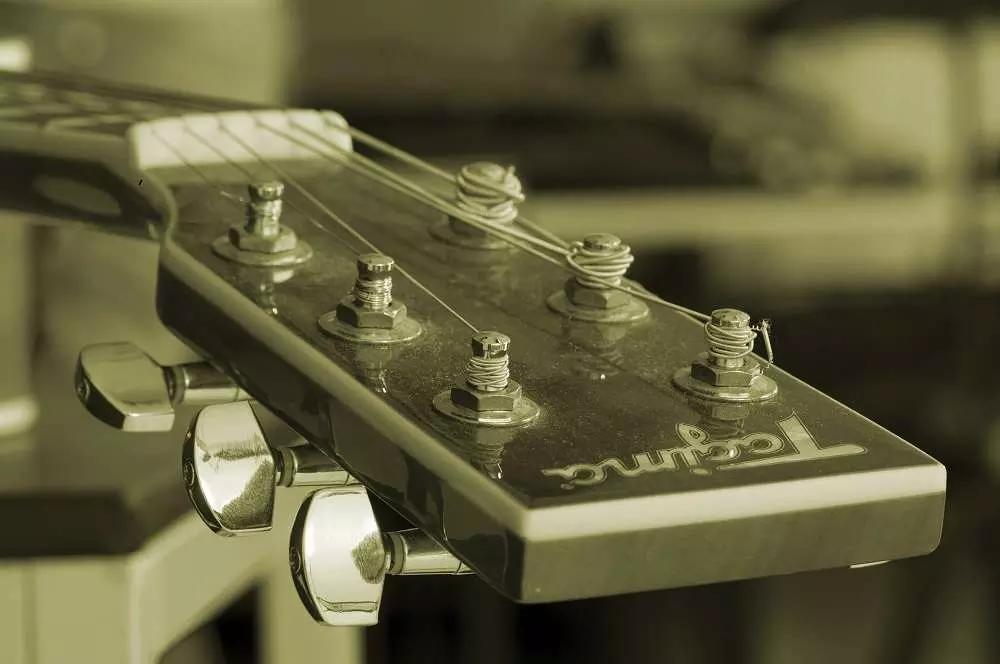 Suonare su una chitarra sporca non è piacevole e nemmeno efficace.