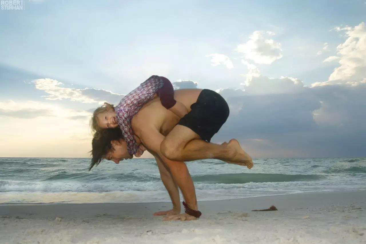 Fare yoga con i bambini può essere molto rilassante.