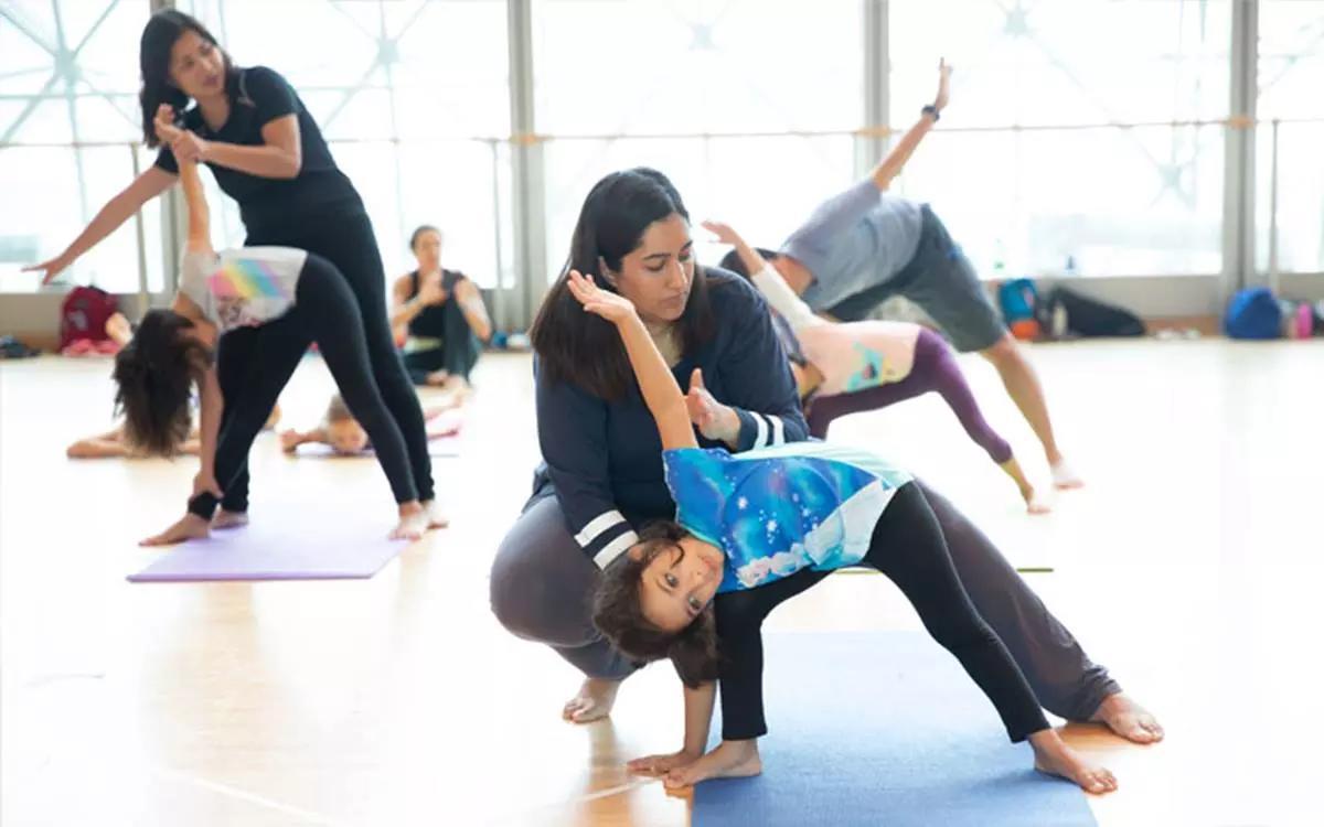 Lo yoga aiuta a imparare a collaborare con gli altri.