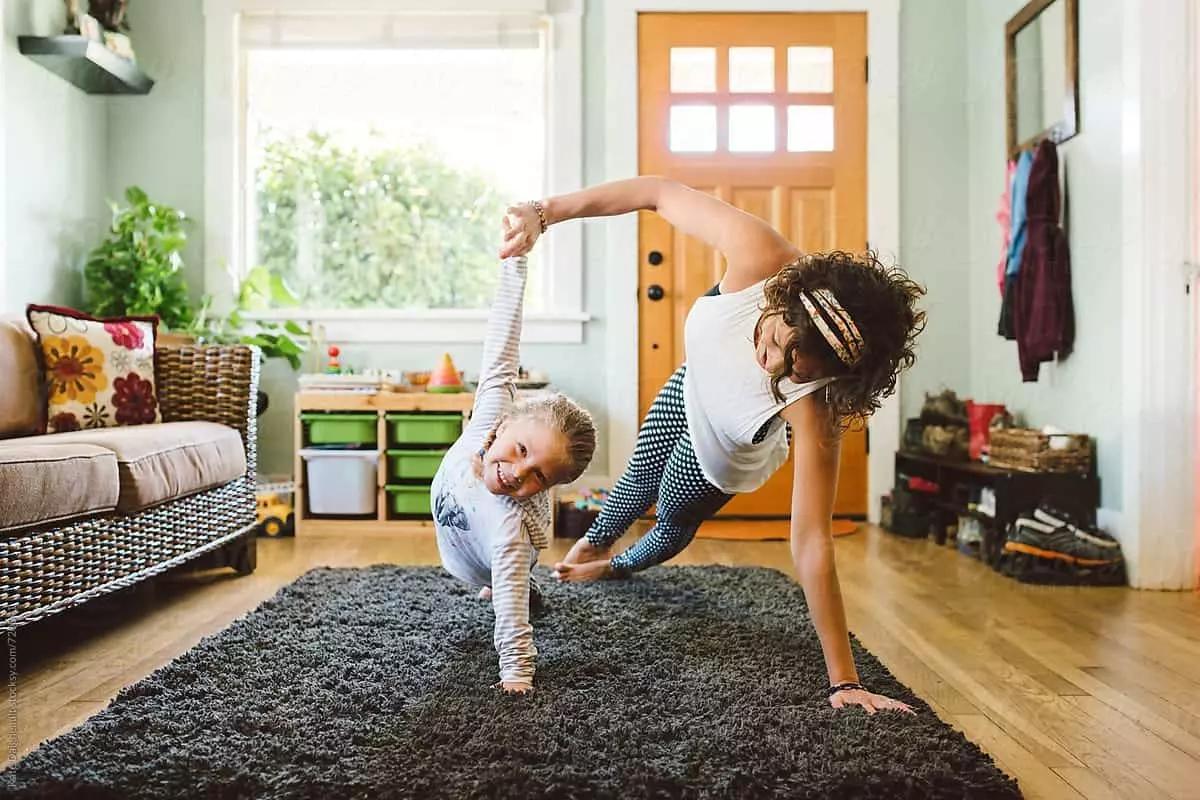Non hai bisogno di materiale complicato per un corso di yoga in famiglia fatto in casa.