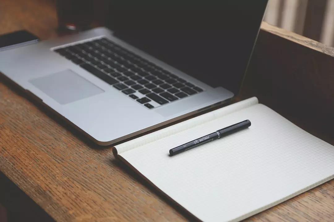 Oltre al computer, i libri e il materiale scolastico che userai nelle lezioni online.