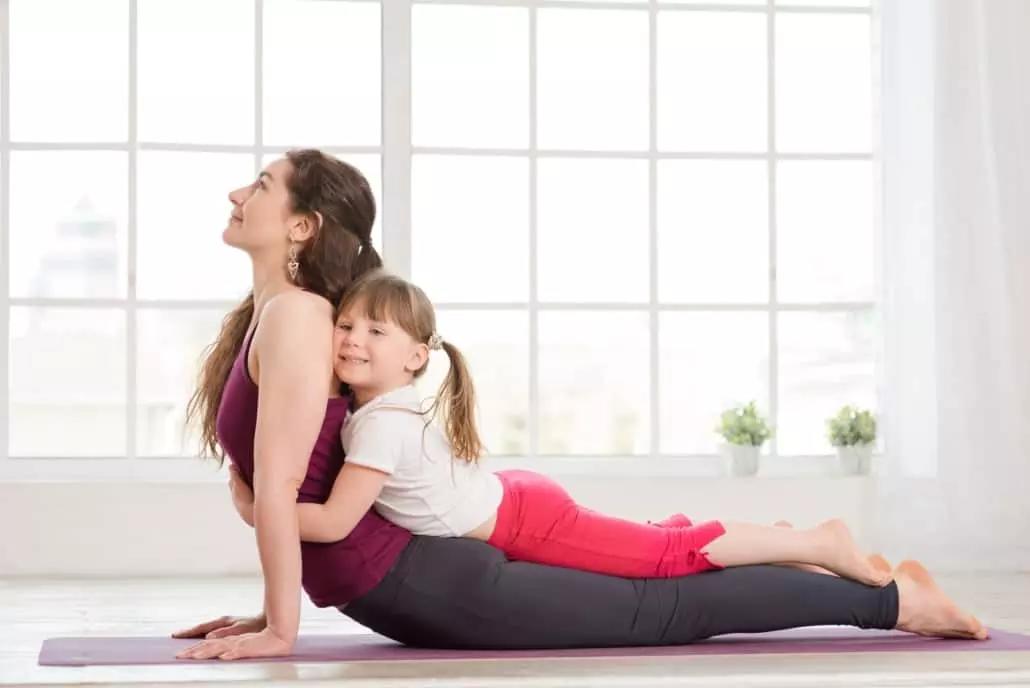 Con gli esercizi, lo yoga mette in relazione corpo, mente e spirito.