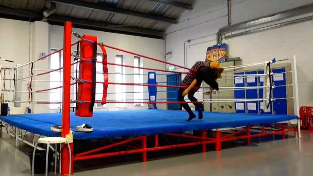 Le regole sono diverse, ovviamente, dato che qui sono previsti calci e ginocchiate, oltre che i pugni.