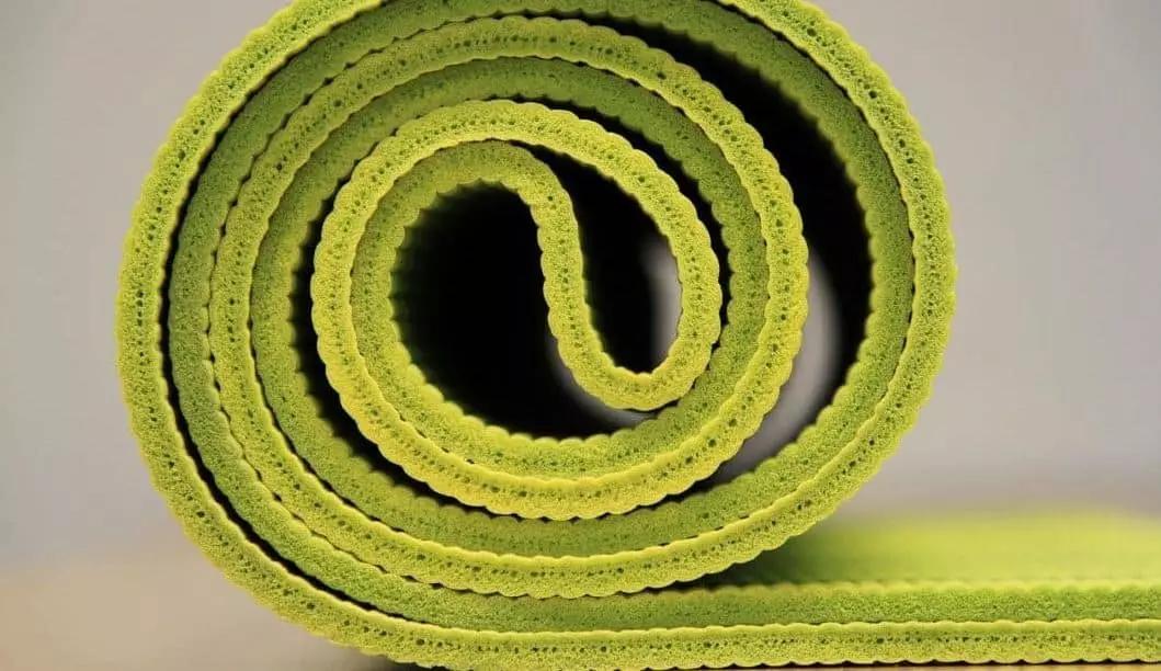 Lo yoga in famiglia porta molti benefici a genitori e figlie si può praticare in un centro yoga, a domicilio, da soli o con l'aiuto di un maestro di yoga preparato.
