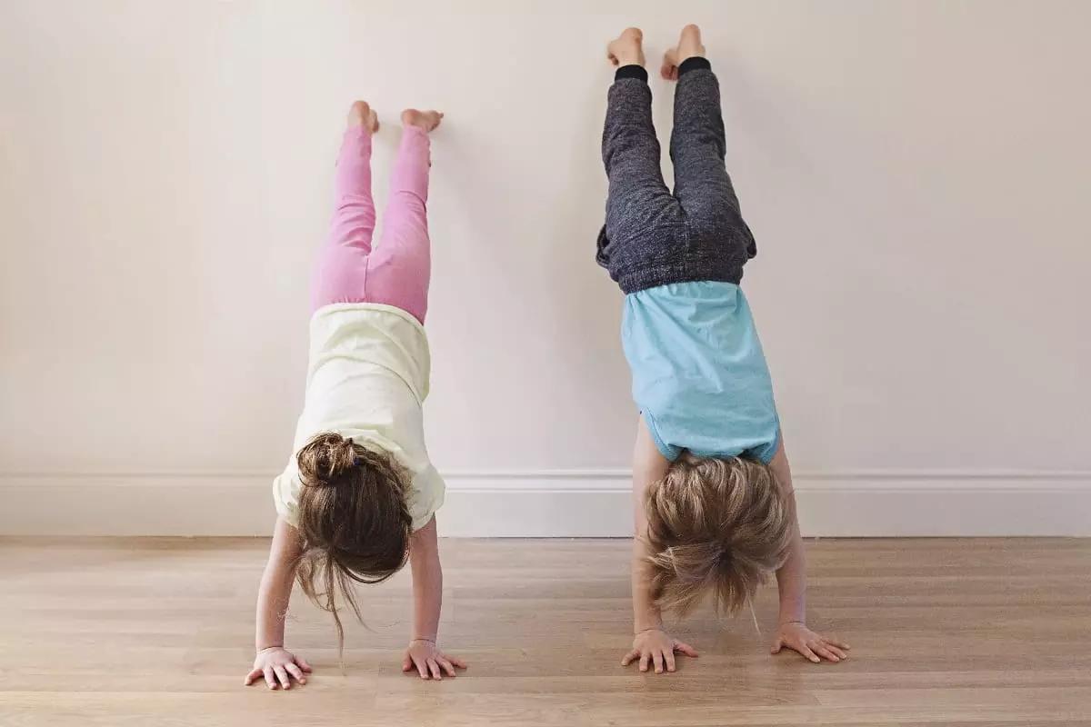 Uno dei benefici dello yoga è una maggiore complicità tra i membri della famiglia.
