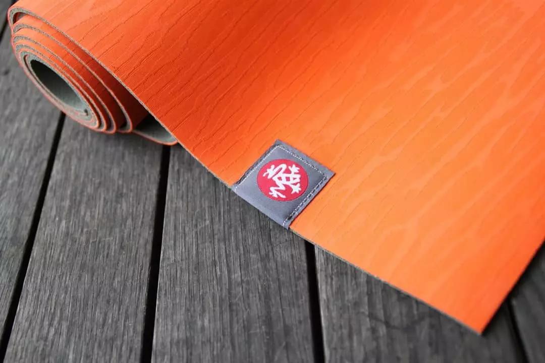 Un corso di yoga in famiglia equivale e relax più divertimento e ha un prezzo che cambia in base al numero di partecipanti e al luogo in cui viene realizzato.