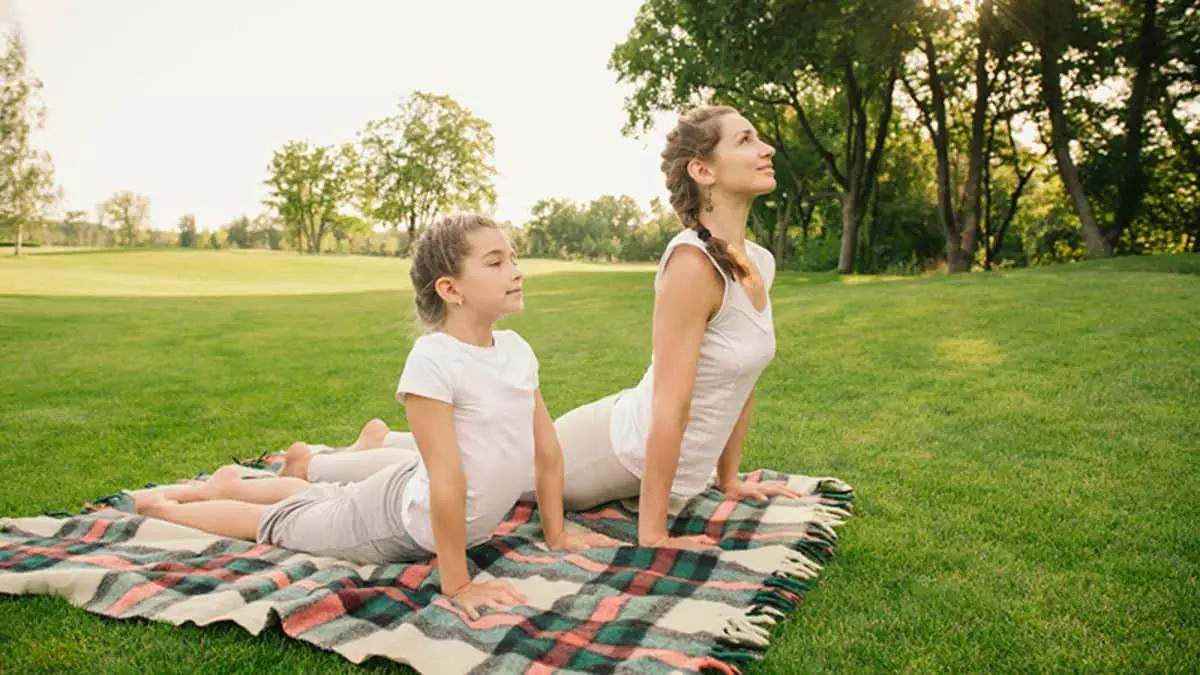 Una lezione di yoga è un momento di condivisione per tutta la famiglia.