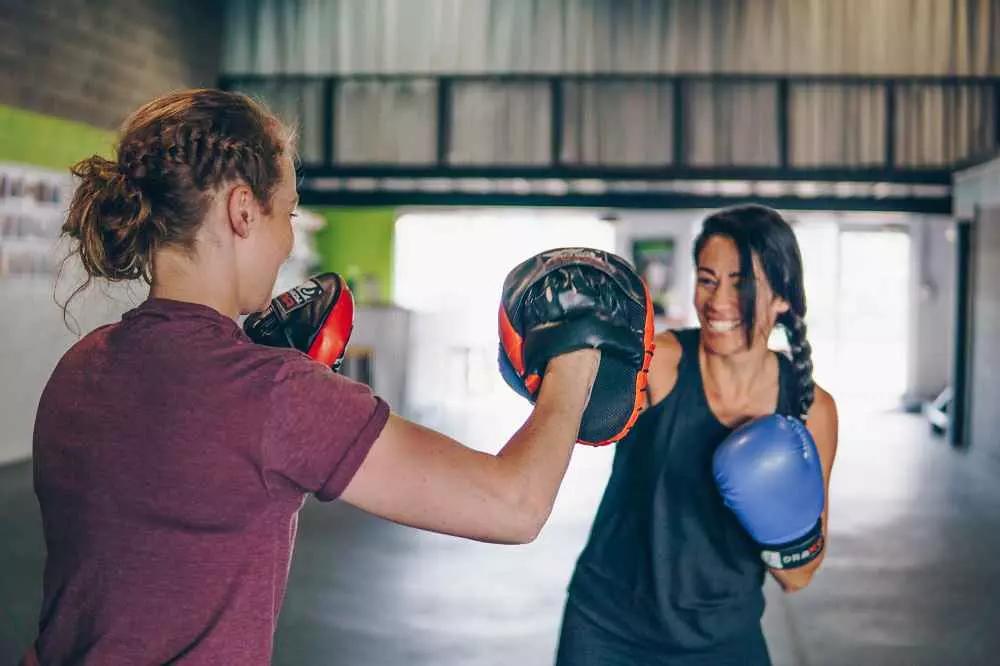 In alternativa, se vuoi evitare l’acquisto di altri accessori, puoi fermarti al lato fitness di questa disciplina.