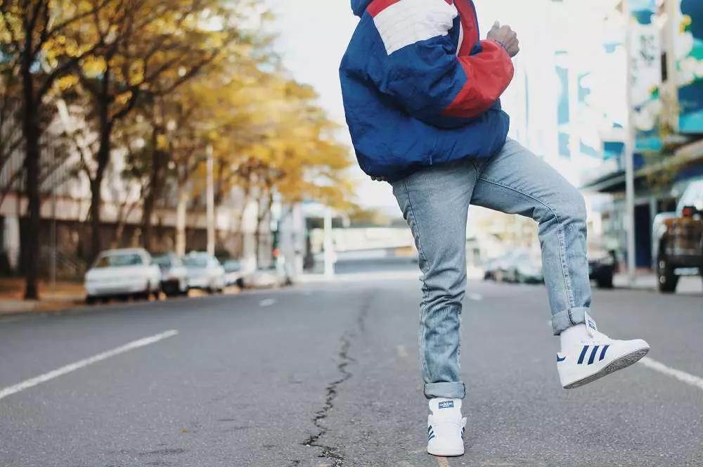 La danza classica necessita di punte o di mezze punte; il tango di scarpe in cuoio con tacco alto; la danza moderna potrebbe utilizzare scarpe da ginnastica.