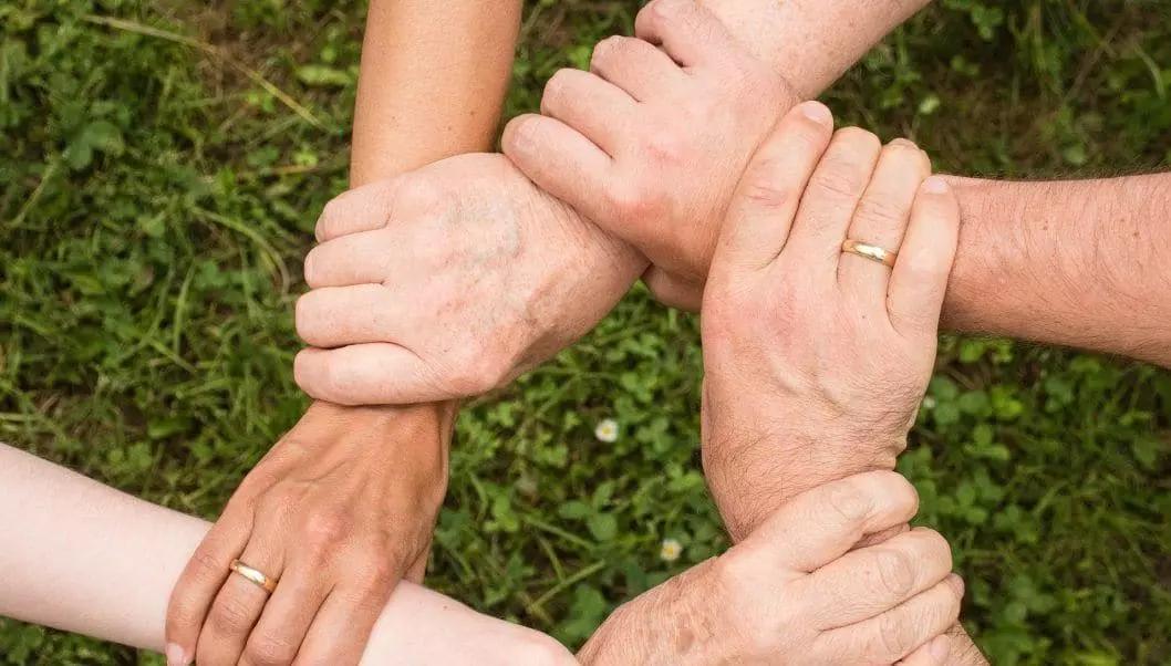 Con lo yoga in famiglia aumenta la complicità tra genitori e figli, si trasmettono dei valori sociali, si impara insieme e si migliora la postura.