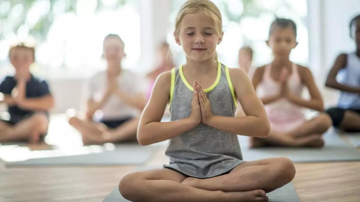 Lo yoga per i bambini è un'attività che bene sul piano motorio ed emozionale.