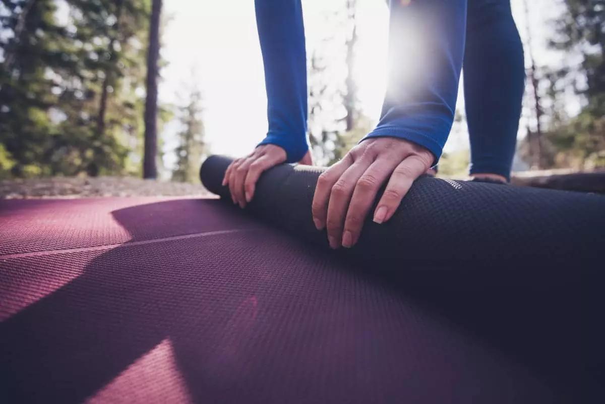 Con pochi accorgimenti anche tu puoi fare un corso di yoga in famiglia a domicilio.
