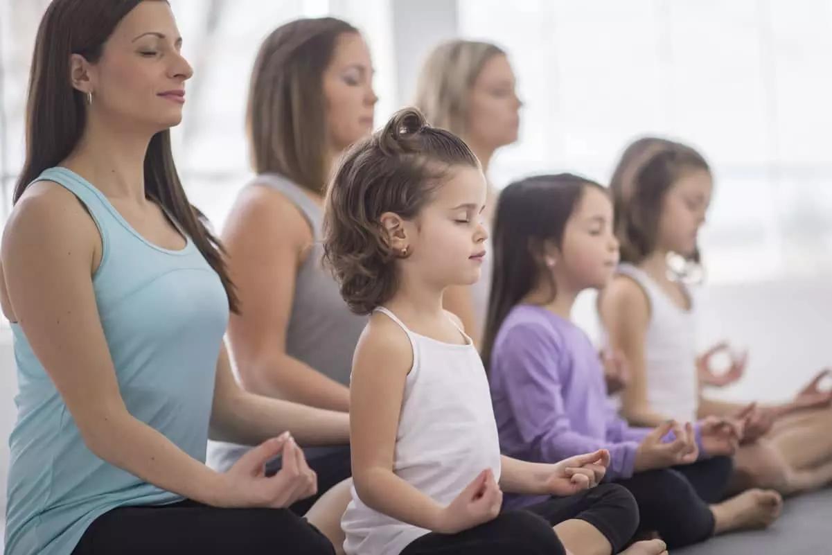 Basta un po' di organizzazione per seguire un corso di yoga per tutti i membri della famiglia.