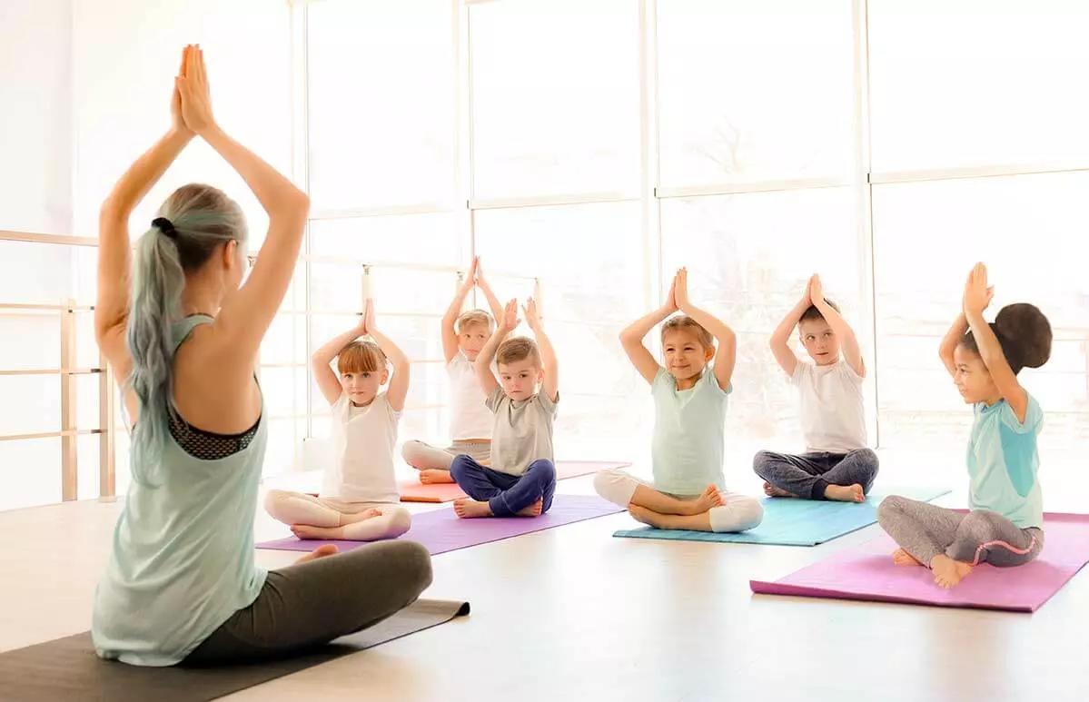 Lo yoga è una pratica aperta a tutti, adulti e bambini.