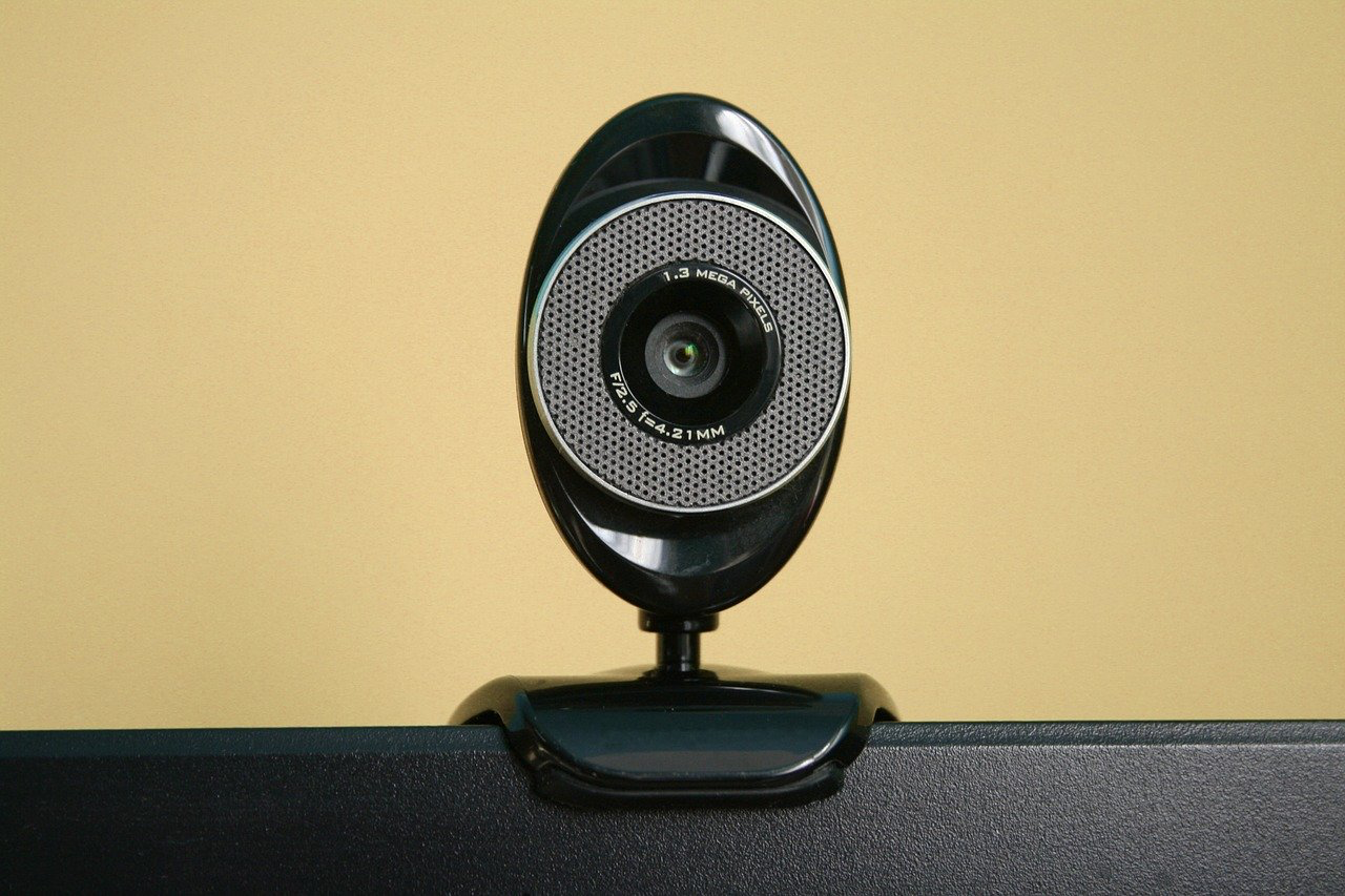 Prima di acquistare un computer o una webcam, stabilisci un budget e informati sul rapporto qualità/prezzo.
