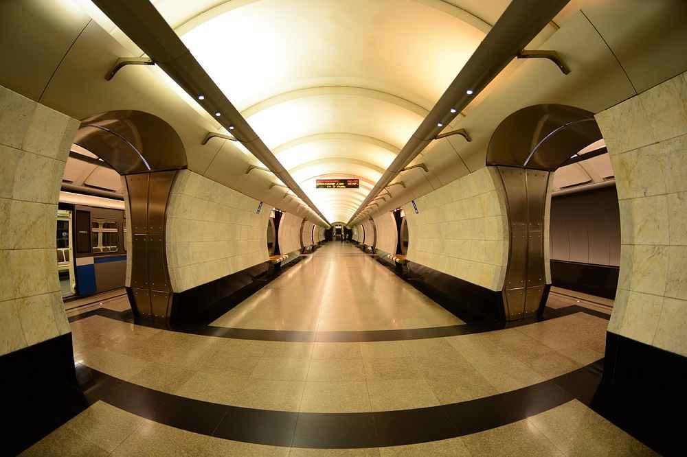 La metro di Mosca è immensa, affascinante e ben organizzata.