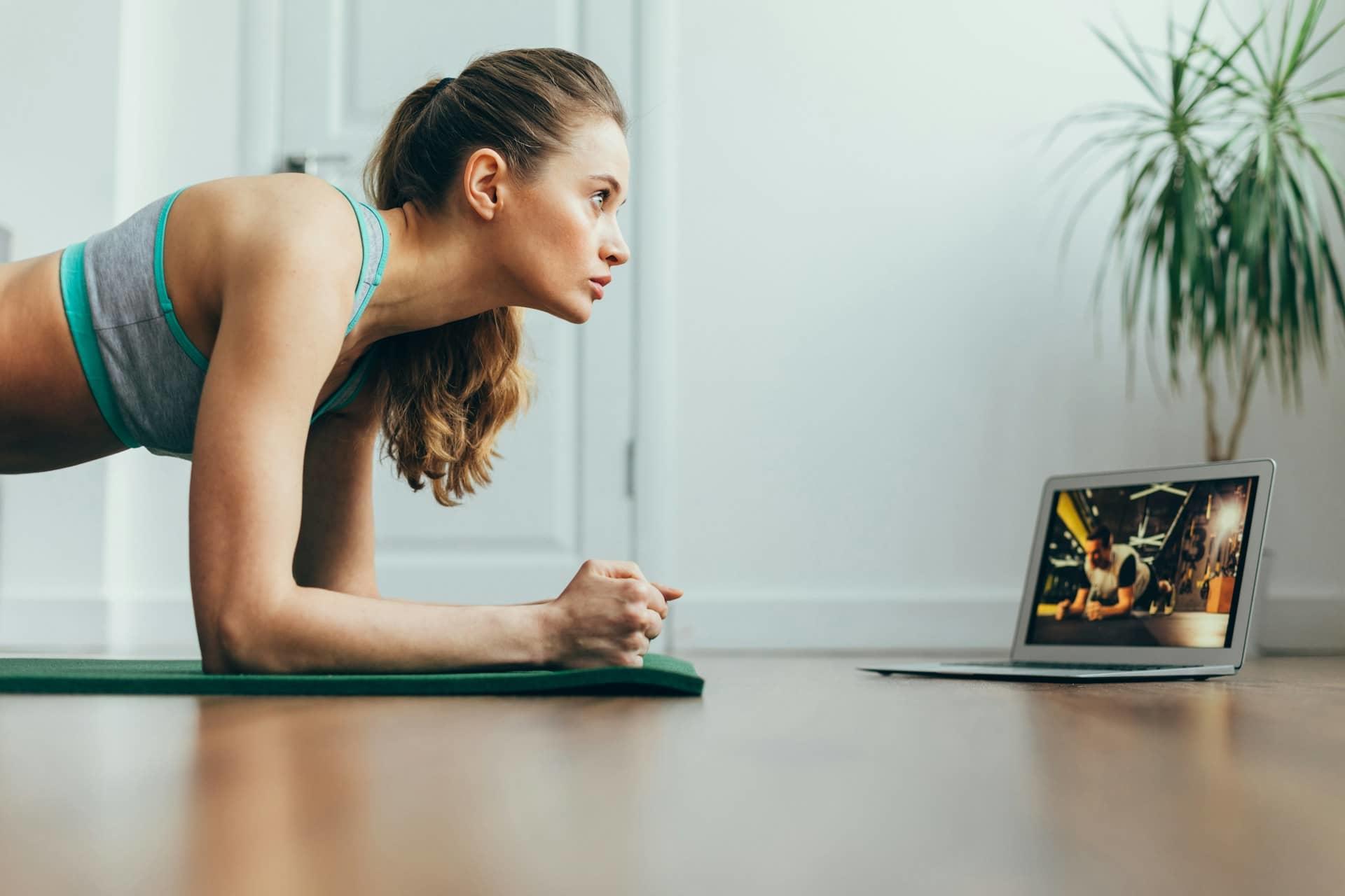 Se cerchi il miglior corso di pilates online dai un'occhiata ai video tutorial per capire qual è l'esperienza dell'insegnante.