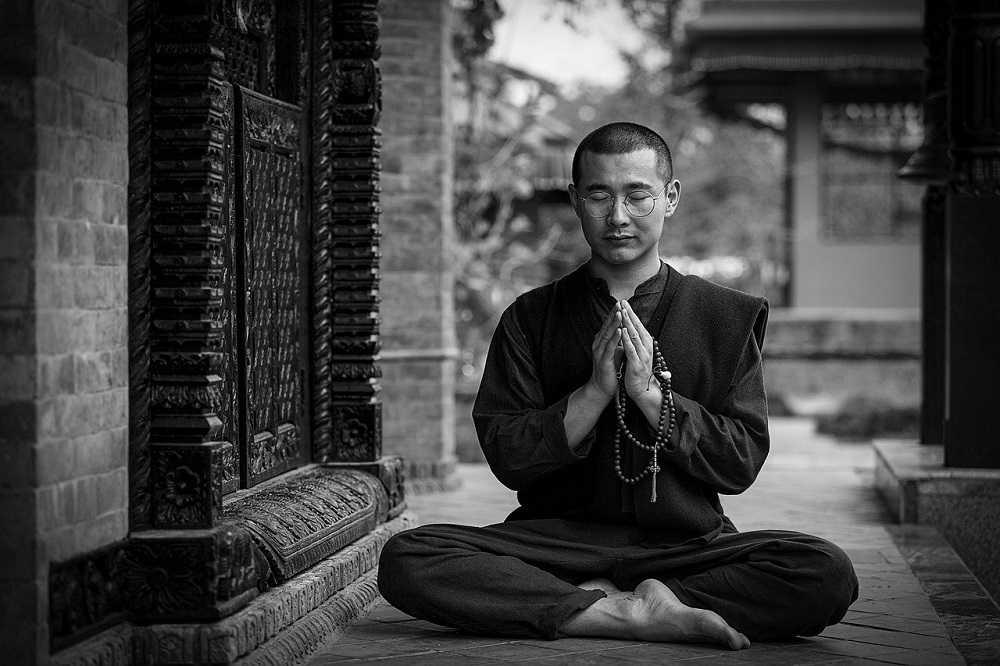 Lo yoga prepara il fisico a lunghe sedute di meditazione.