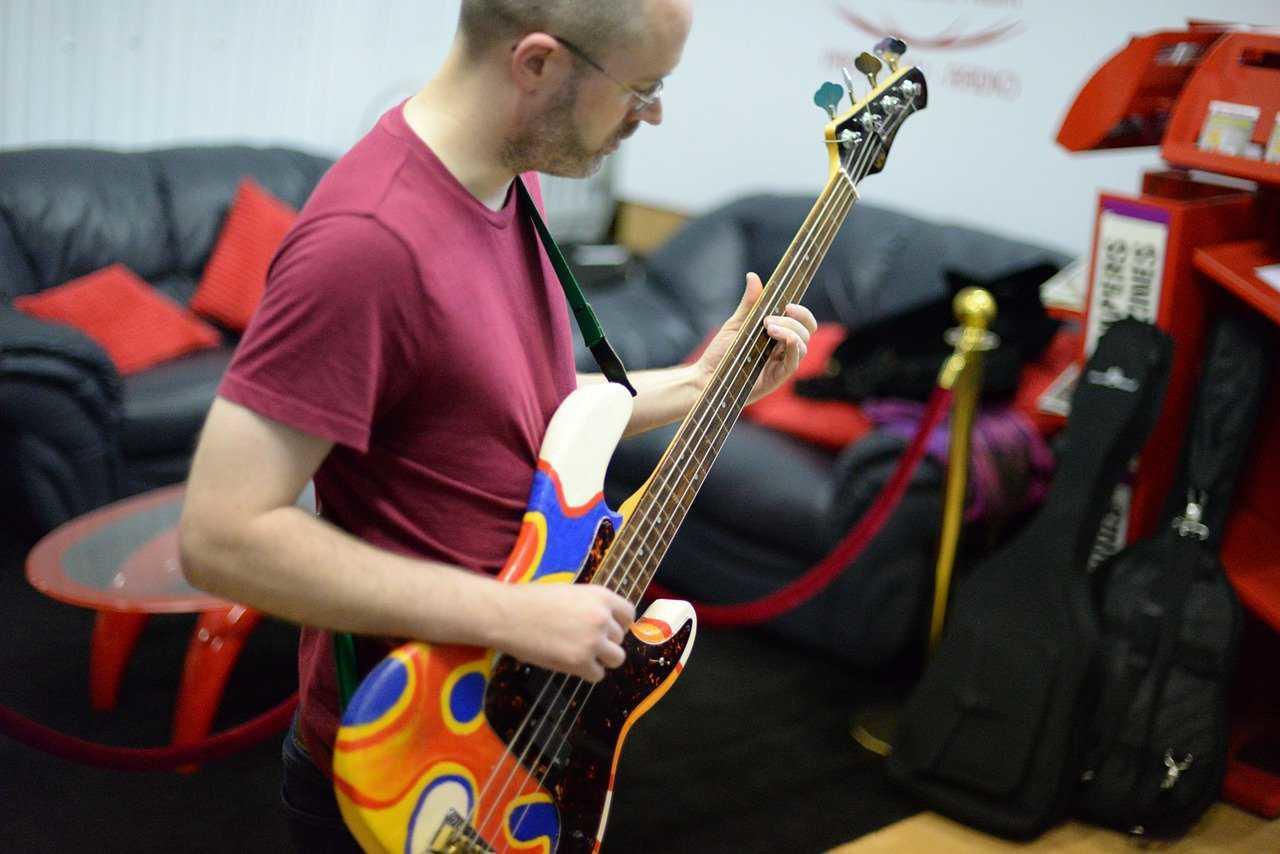 Il ruolo del basso nell'esecuzione dei brani è duplice: accompagnamento e melodia.