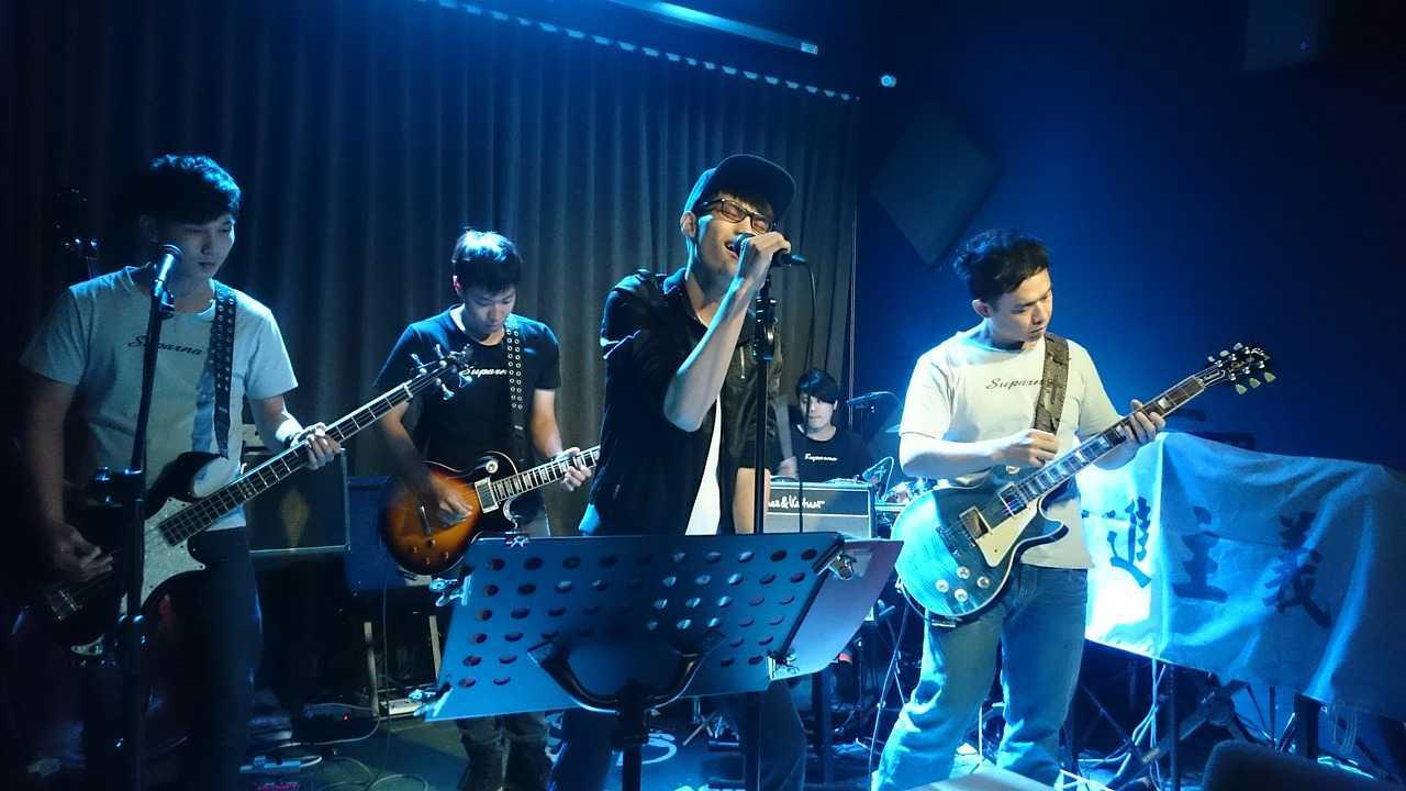 Il suono delle chitarre emerge rispetto a quello del basso, che supporta il tempo e il ritmo della musica.