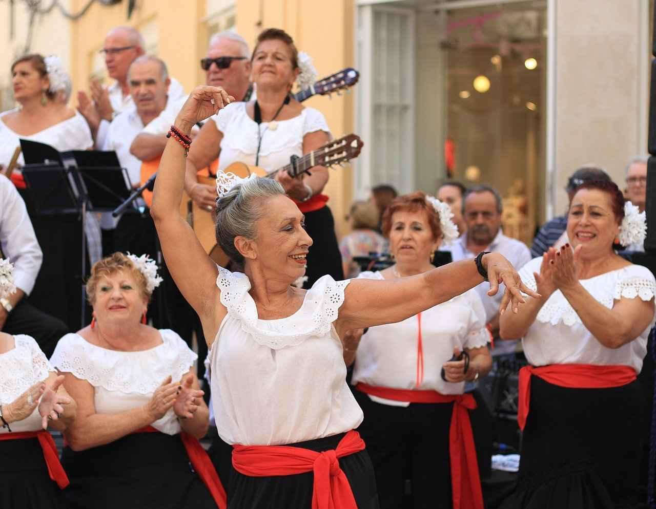 Flamenco, corride, colori rosso e bianco, tanta chitarra e tantissima voglia di divertirsi.