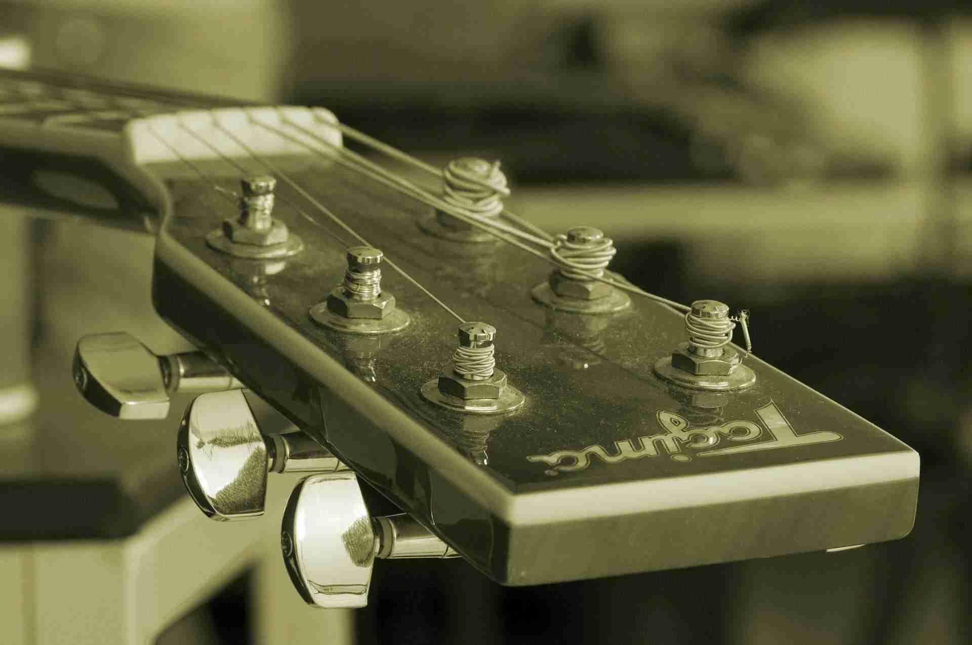 Ogni più piccola componente della tua chitarra va intrattenuta periodicamente.