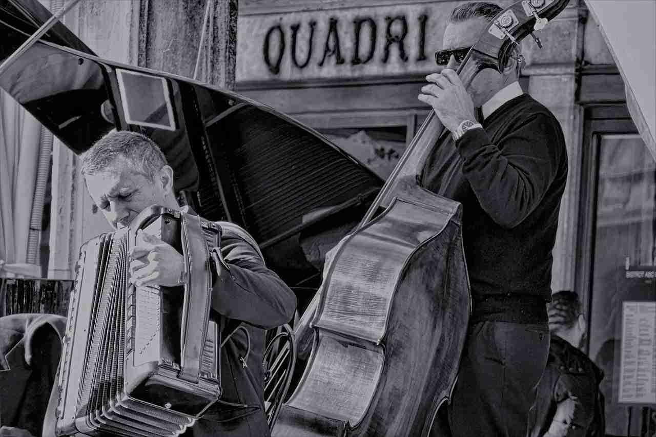 Inoltre, il contrabbasso non era semplice da trasportare, mentre i musicisti jazz dovevano spostarsi spesso da una città all'altra.