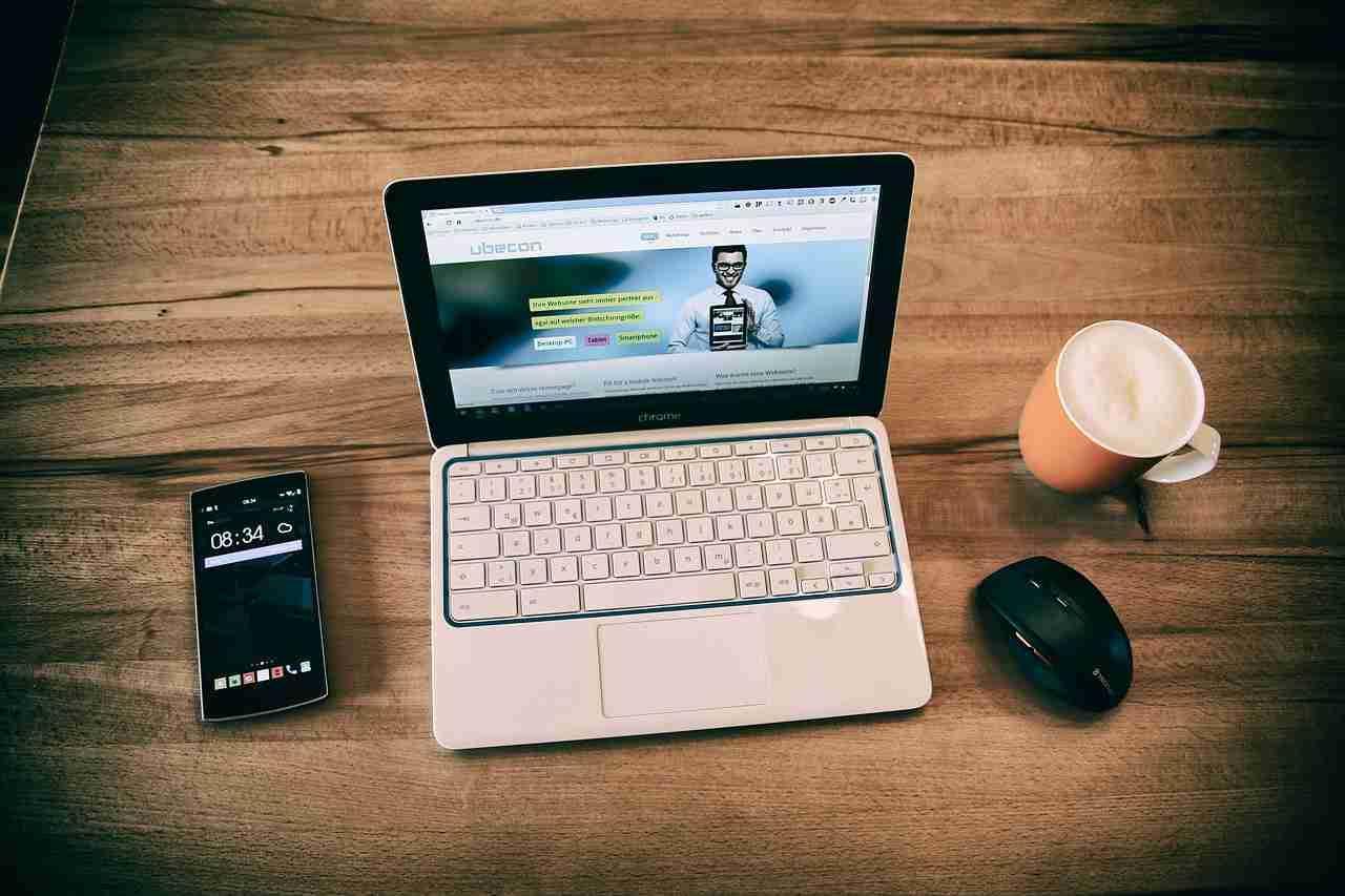 Si tratta di una soluzione intermedia, tra lo studio da solo e le lezioni in presenza.