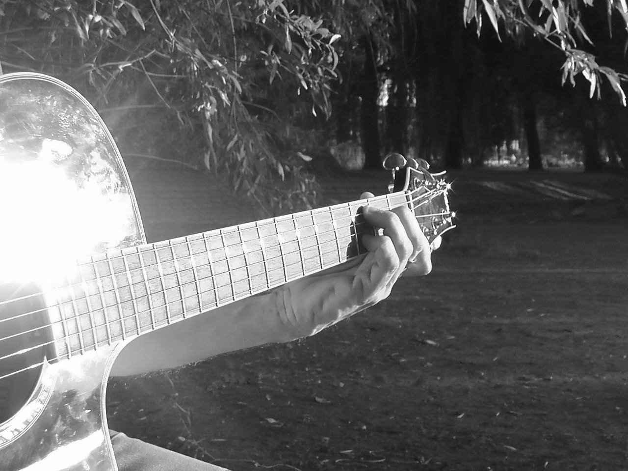 La cosa più importante per imparare a suonare la chitarra è esercitarsi ogni giorno.