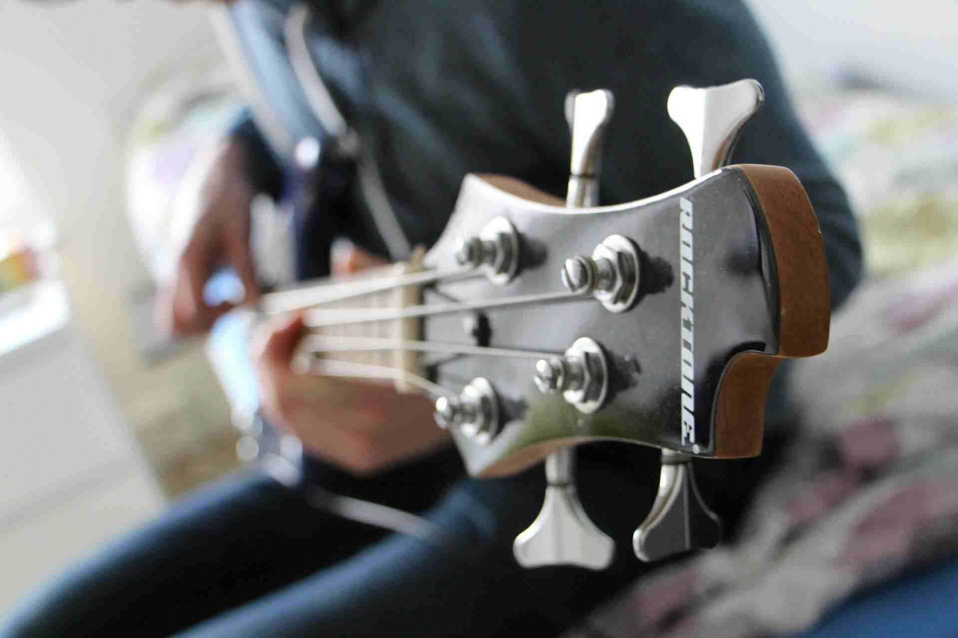 Nei brani più celebri ci sono dei riff di basso che vale la pena conoscere.