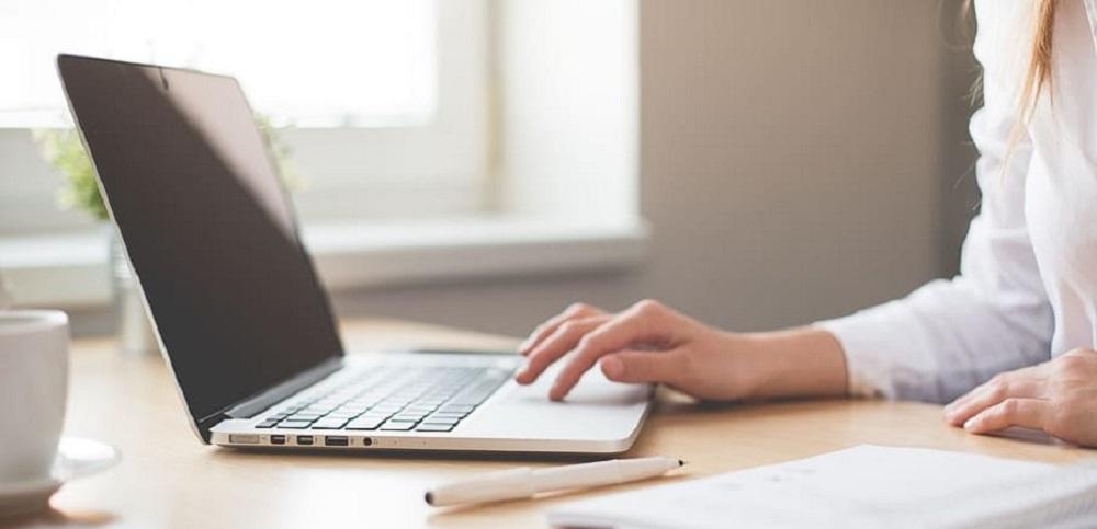 Con gli accessori giusti, una buona collocazione in casa e un insegnante motivato, anche tu potrai imparare lo spagnolo online.