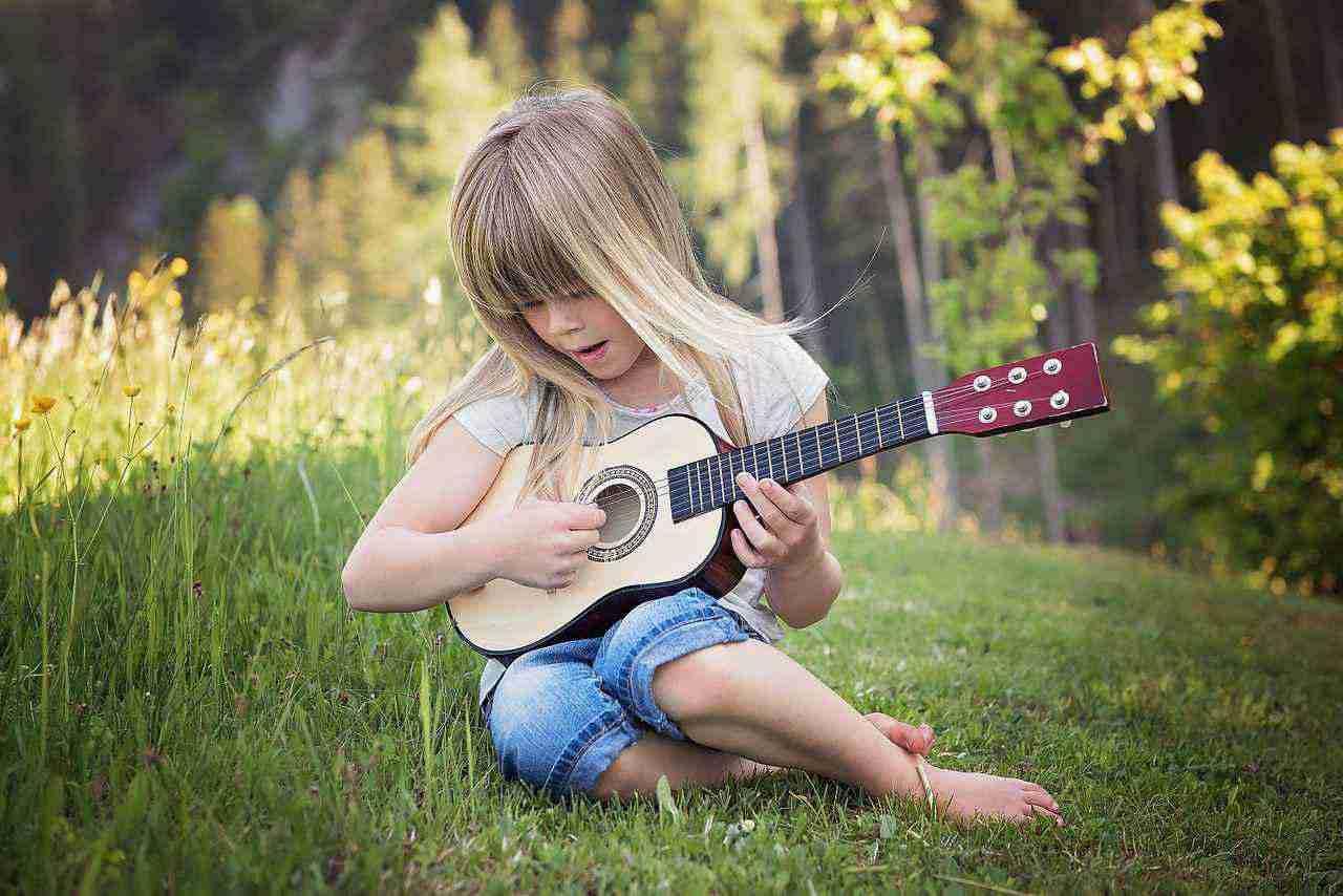In ogni momento i bambini e gli adulti possono essere avvicinati alo studio della chitarra.