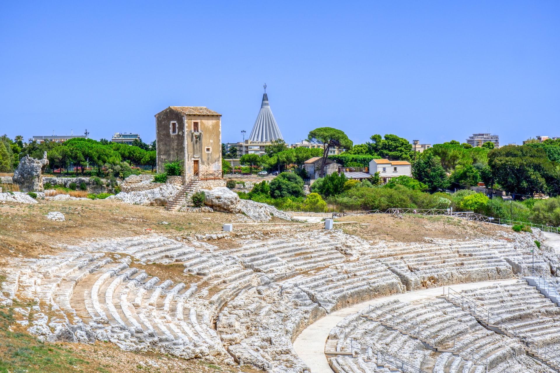 Il teatro greco d Siracusa è soltanto uno dei molti monumenti risalenti al periodo della Magna Grecia.