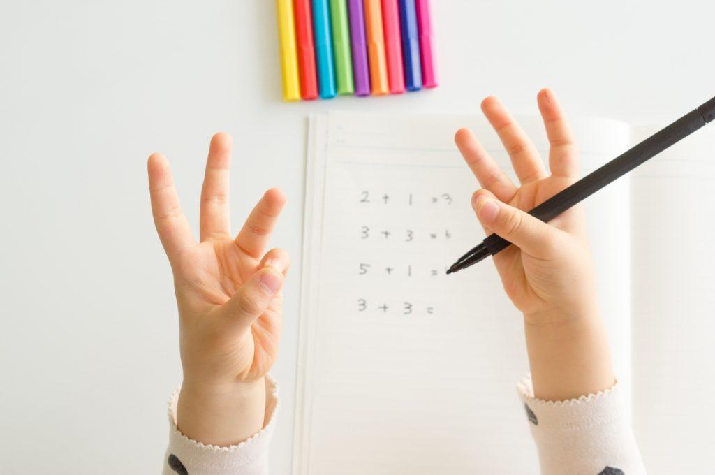 Contare con le dita: ecco una cosa che non bisogna mai impedire ai piccoli alunni.