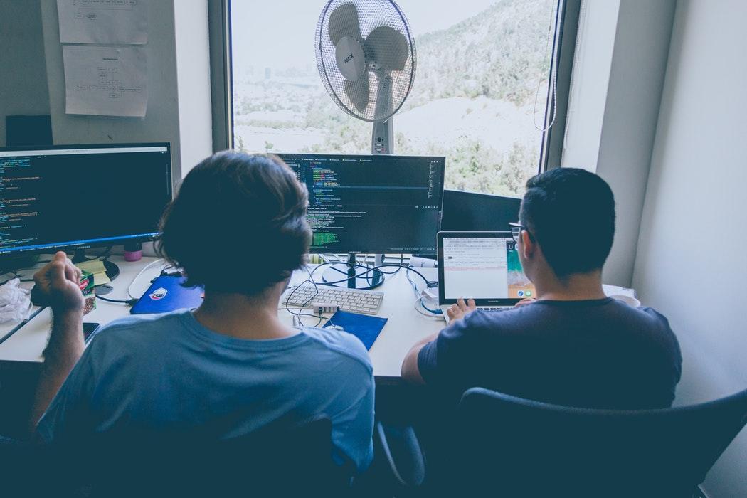 Nelle più grandi città italiane, da Roma a Bologna, puoi trovare un corso di informatica nell'ambito della formazione finanziata o presso gli enti locali, puoi iscriverti all'università o seguire un corso professionale breve, ma per apprendere con i tuoi tempi la soluzione migliore è un insegnante di informatica che offra corsi a domicilio o tramite video lezioni.