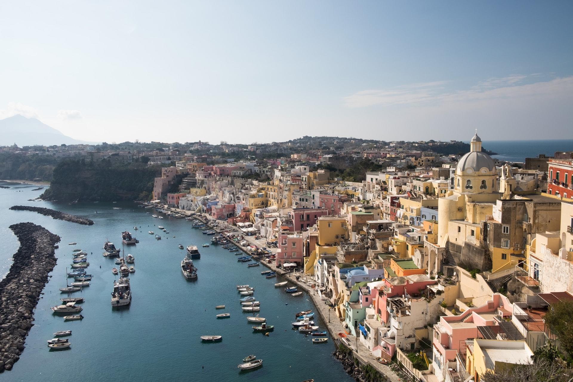 Scopri la nostra offerta di corsi di latino a Napoli. 
