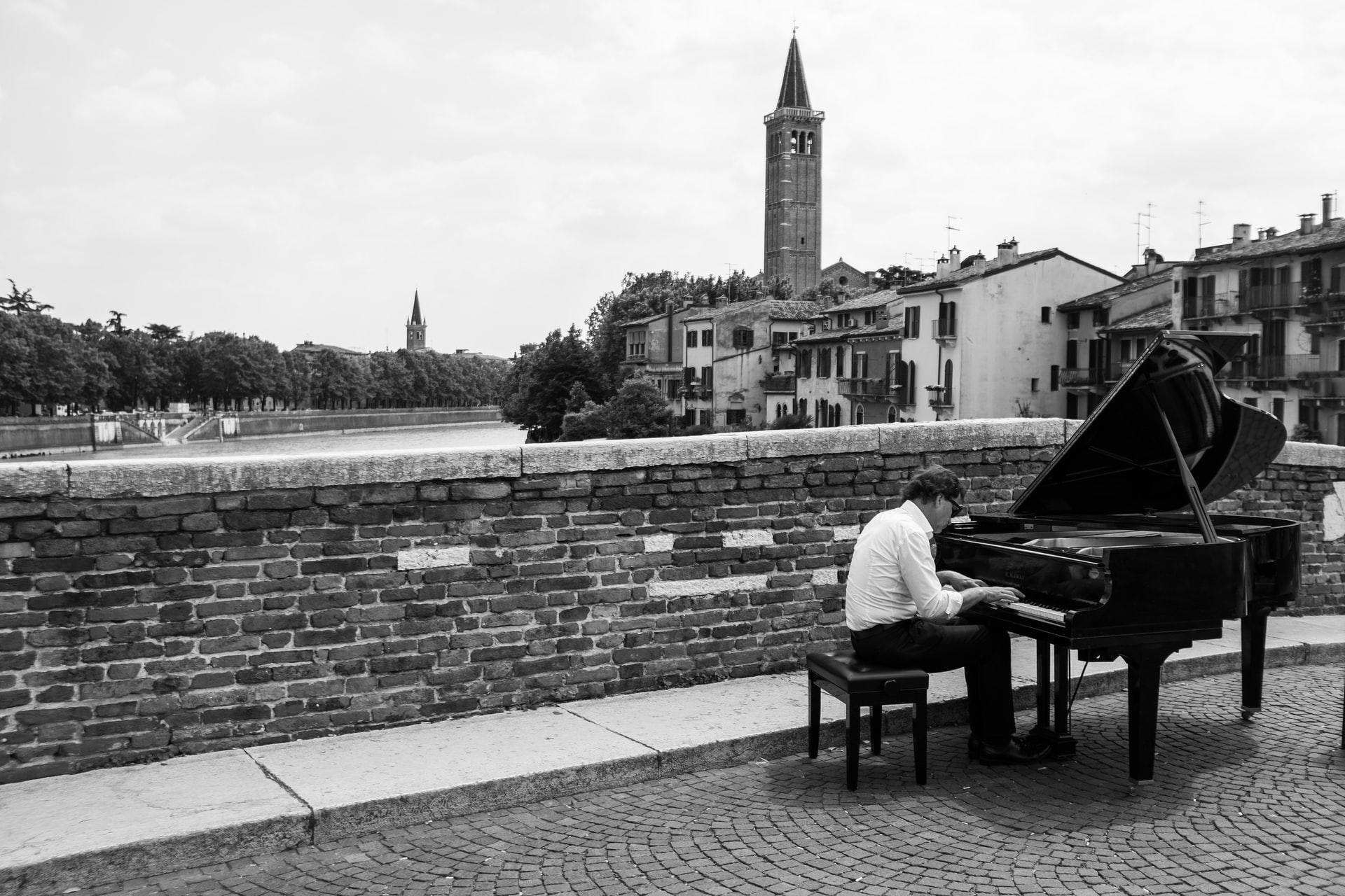 Trova un insegnante privato pianoforte con Superprof.