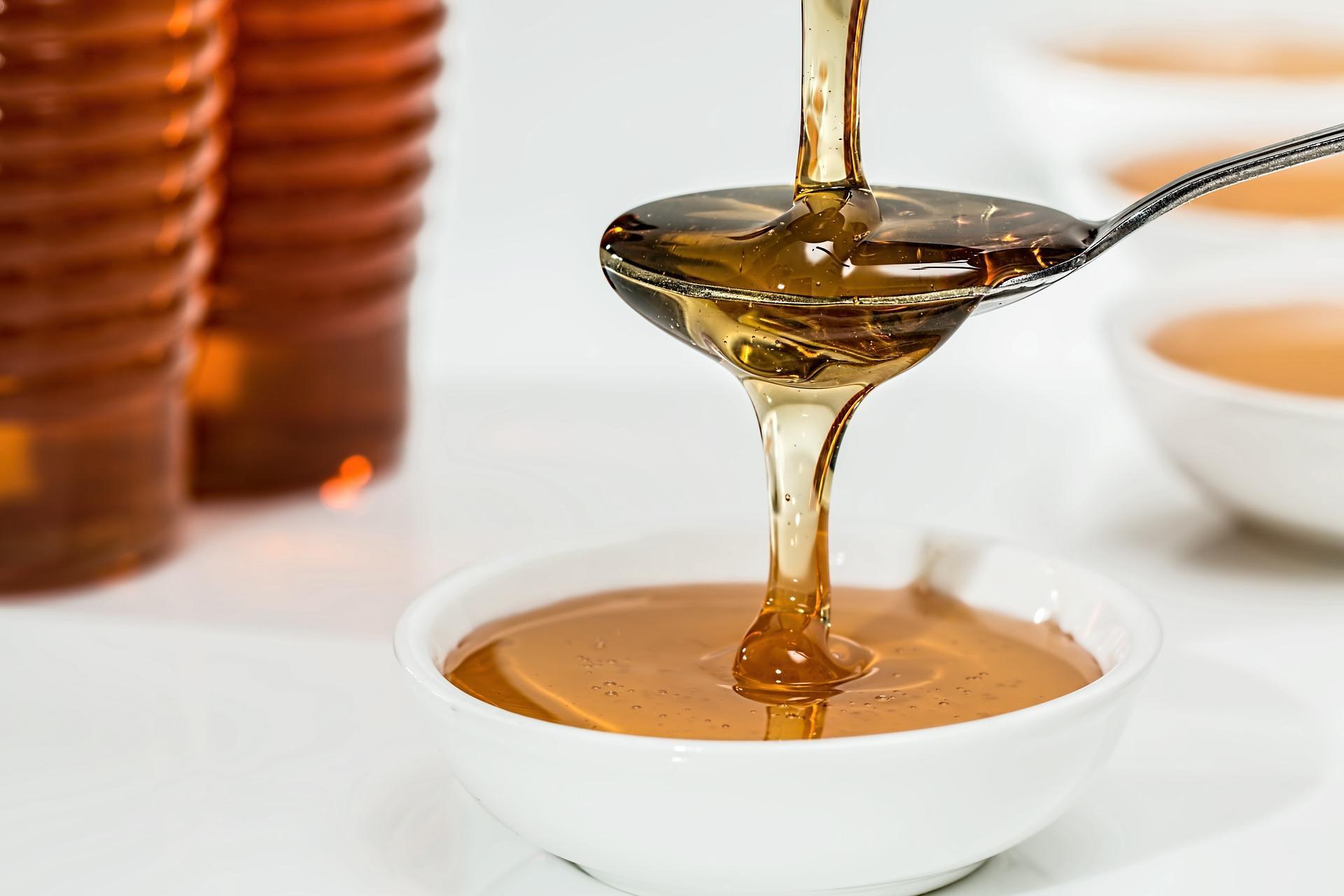 Il miele può essere utilizzato al posto dello zucchero normale per confezionare dolci.