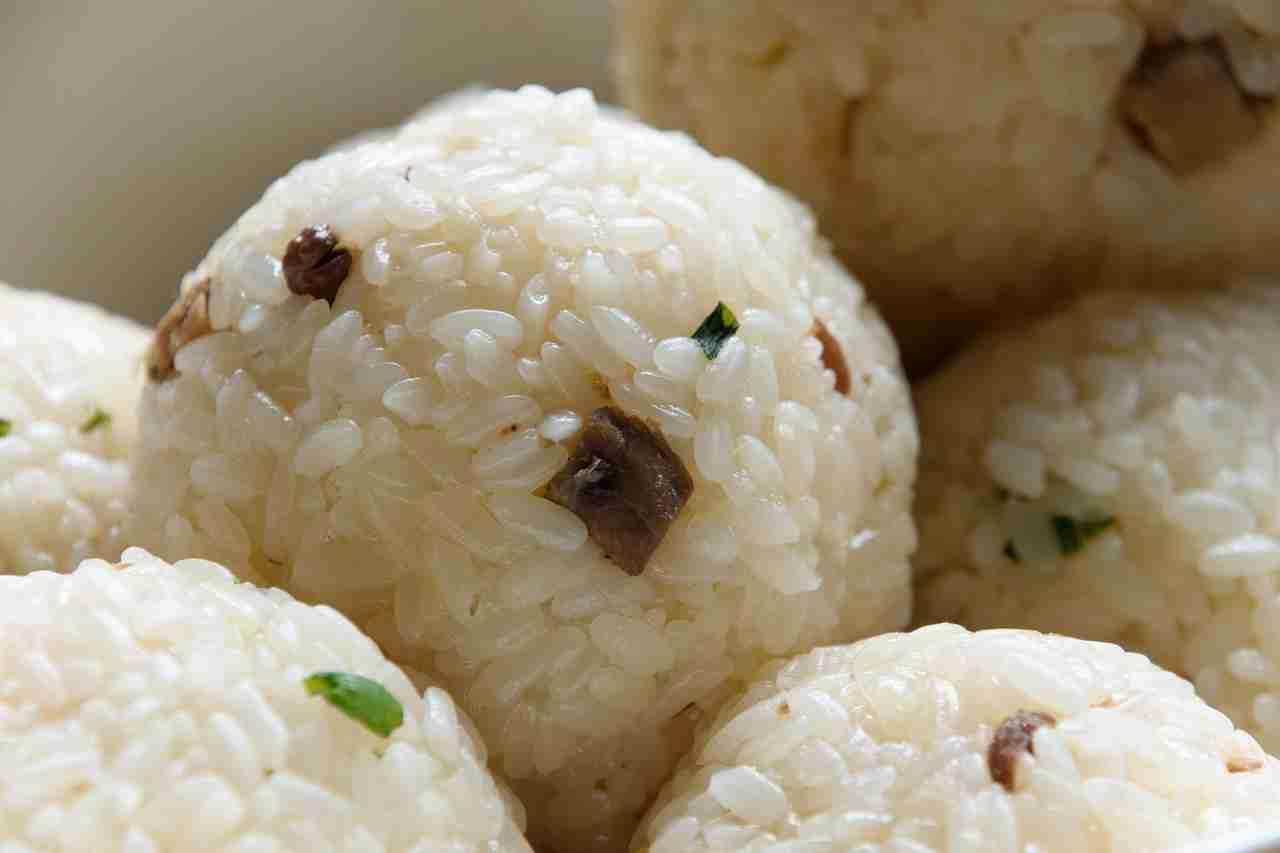 Si cucina il riso, lo si farcisce con del pesce crudo e lo si involta con una foglia d'alga, nori.