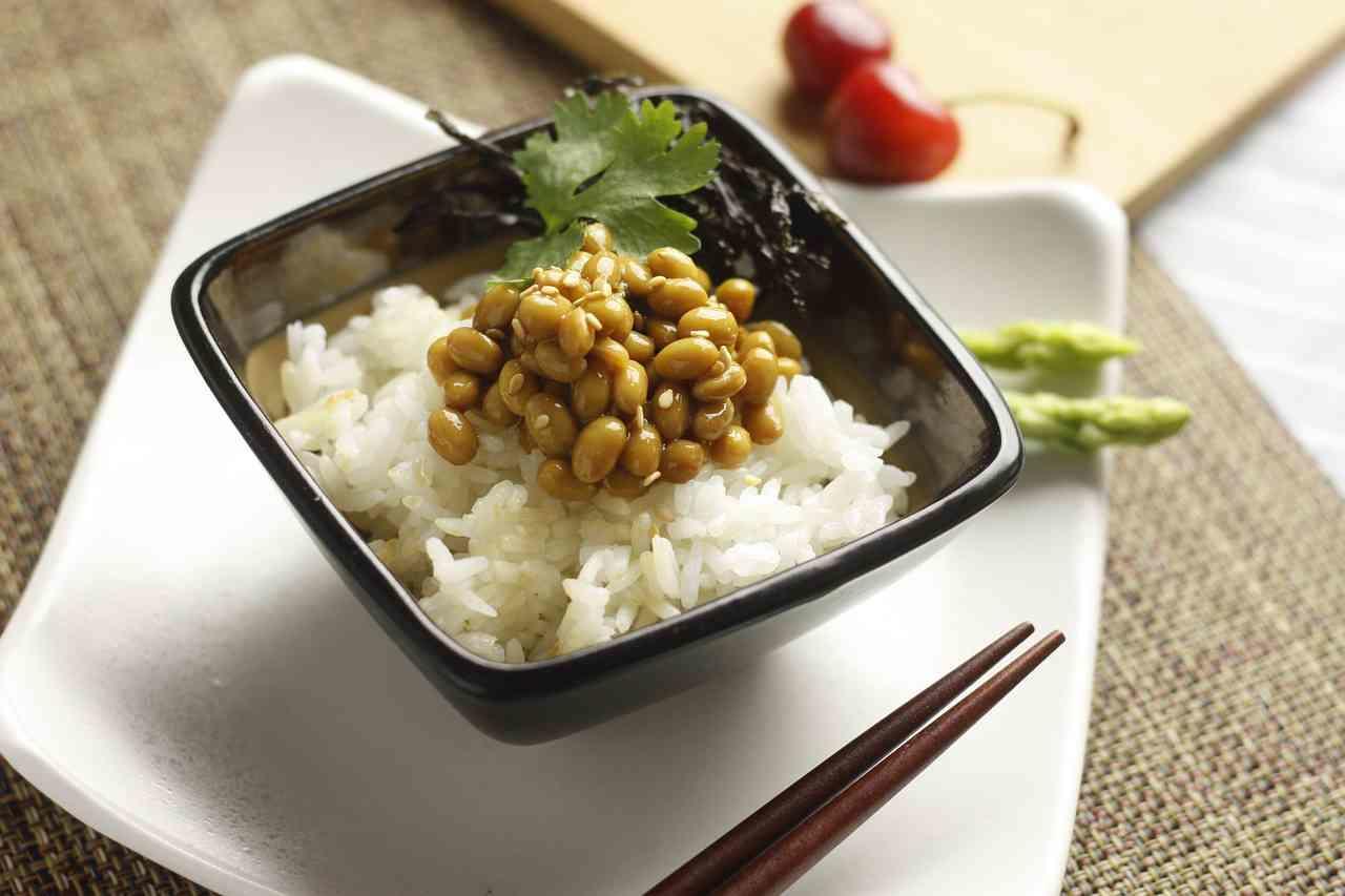 Il natto si accompagna ad altri ingredienti tipici, come il riso.