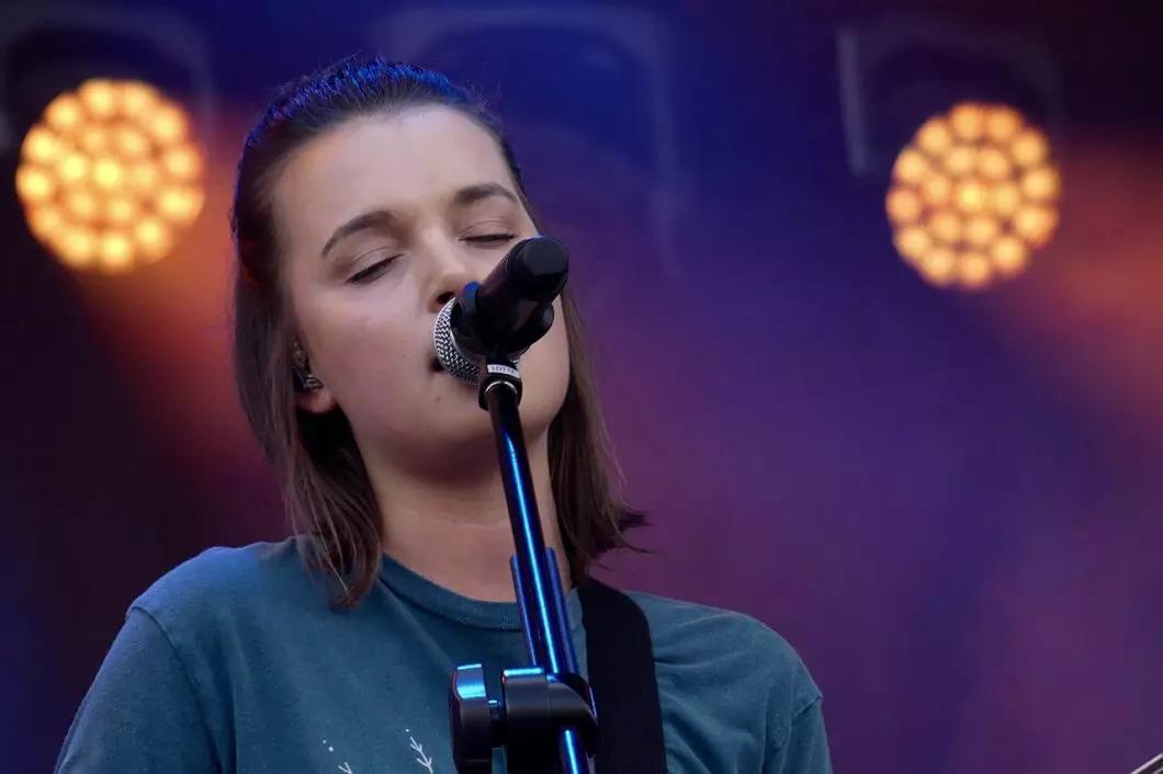 Cantare con il diaframma ha il vantaggio di migliroare la gestione del fiato, dare maggiore intensità e corpo alla voce oltre a rilassare i muscoli, a patto che questa tecnica sia eseguita nel modo giusto.