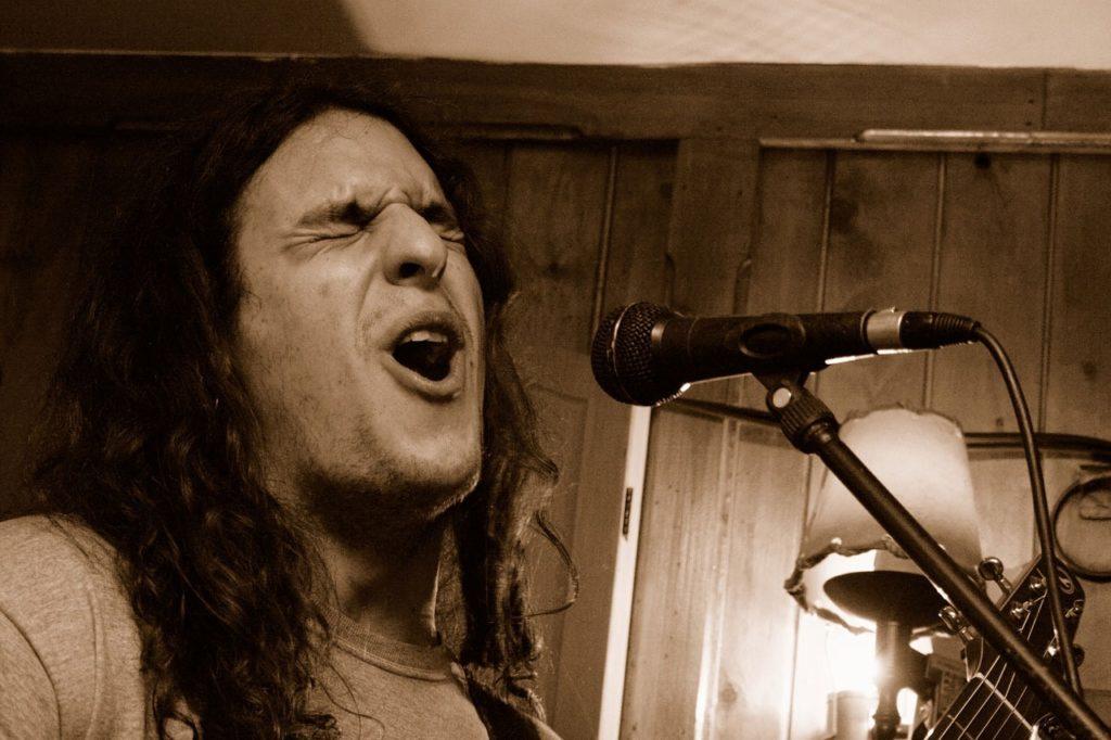 Spingere troppo sulle proprie corde vocali rischia di comprometterle.