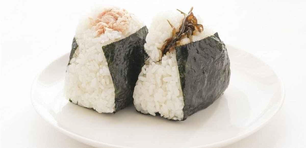 Riso, pesce, alghe, salsa di soia, ... gli onigiri vanno con tutto.