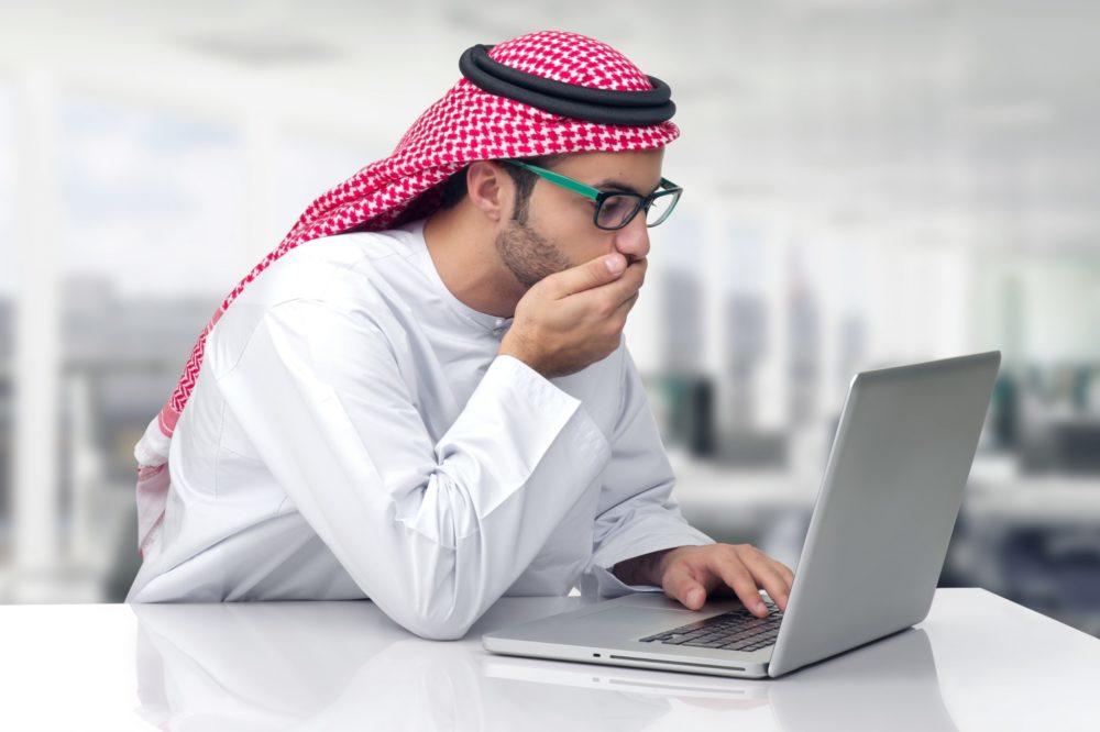 Scrivere in arabo con il PC o il Mac è facile grazie a una tastiera araba fisica o virtuale.