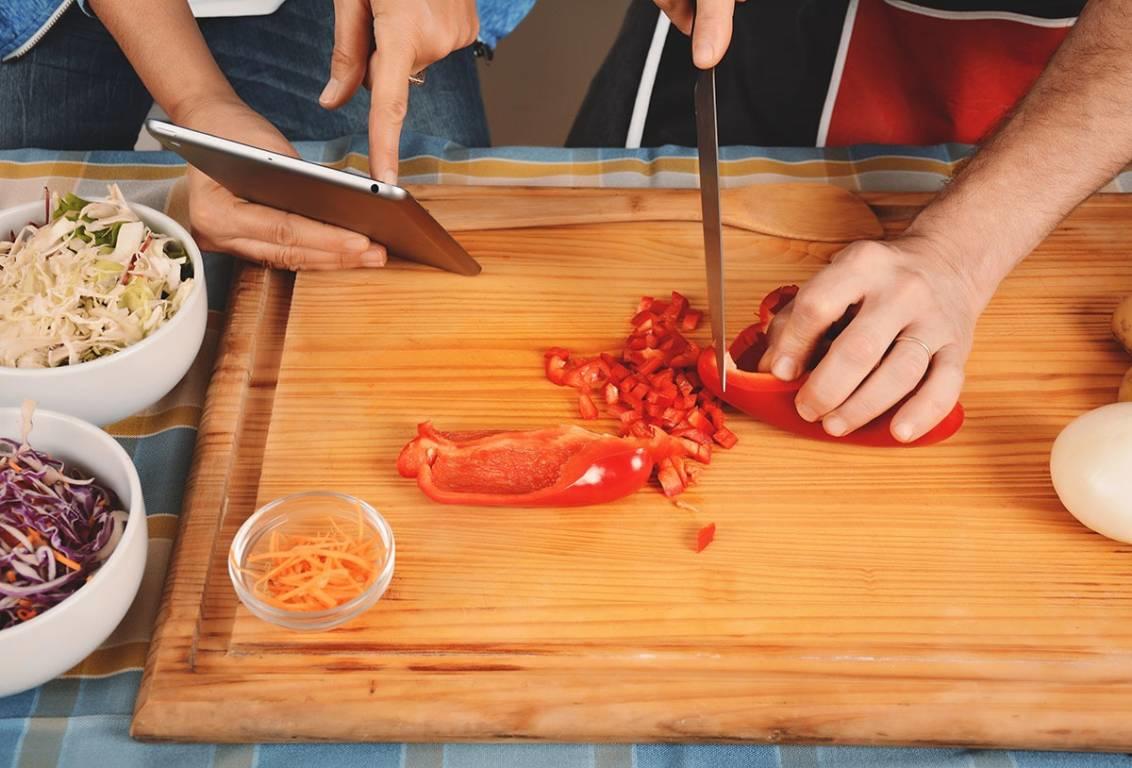 Con internet puoi seguire una lezione di cucina anche con i video, basta andare su Youtube, Facebook o aprire la sezione video dei maggiori blog e siti che si occupano di cucina.