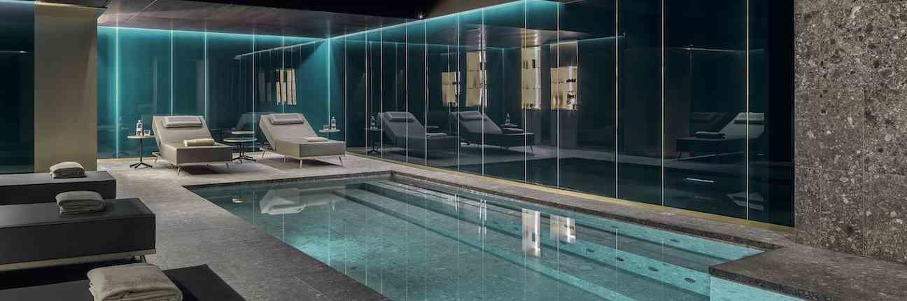 I macchinari sono all'avanguardia e i personal trainer perfettamente formati. Il lusso dello sport.