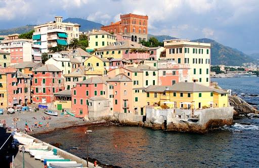 Un insegnante che offre lezioni private a Genova può seguire gli studenti in un centro studio, a domicilio o all'aperto in uno dei Parchi di Genova sul Litorale o nelle biblioteche civiche.