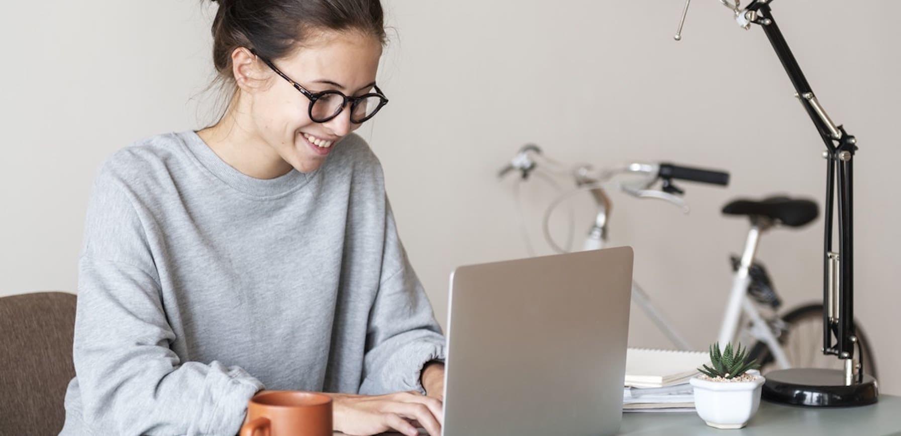 Per insegnare italiano a distanza hai bisogno di un buon computer con una connessione veloce, un software per la videoconferenza, risorse didattiche online e software per la correzione dei compiti assegnati ai tuoi allievi.