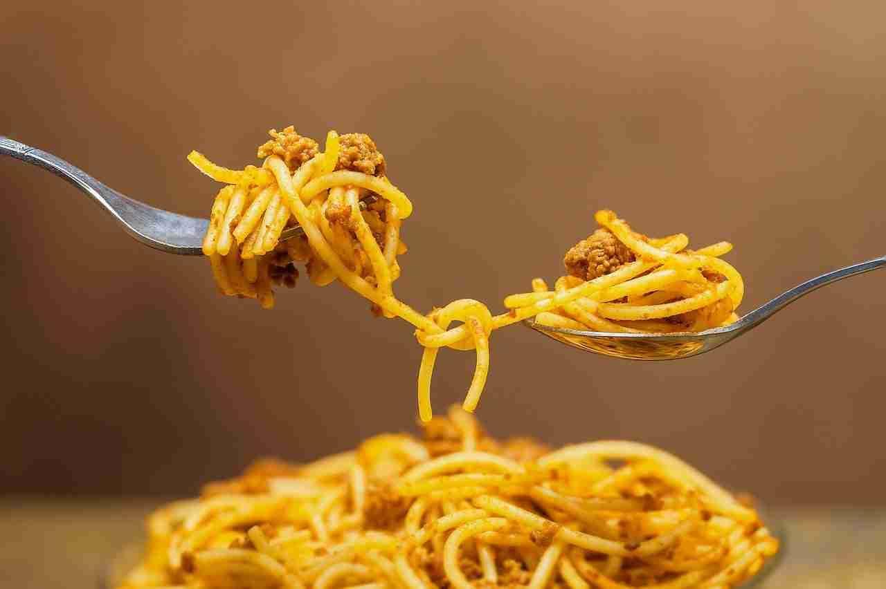 Uno degli aspetti fondamentali è la scelta di ingredienti di qualità per la preparazione del ragù di carne.
